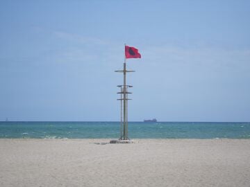 Valencia reabre las playas que estuvieron contaminadas por el hidrocarburo pero el baño sigue prohibido 