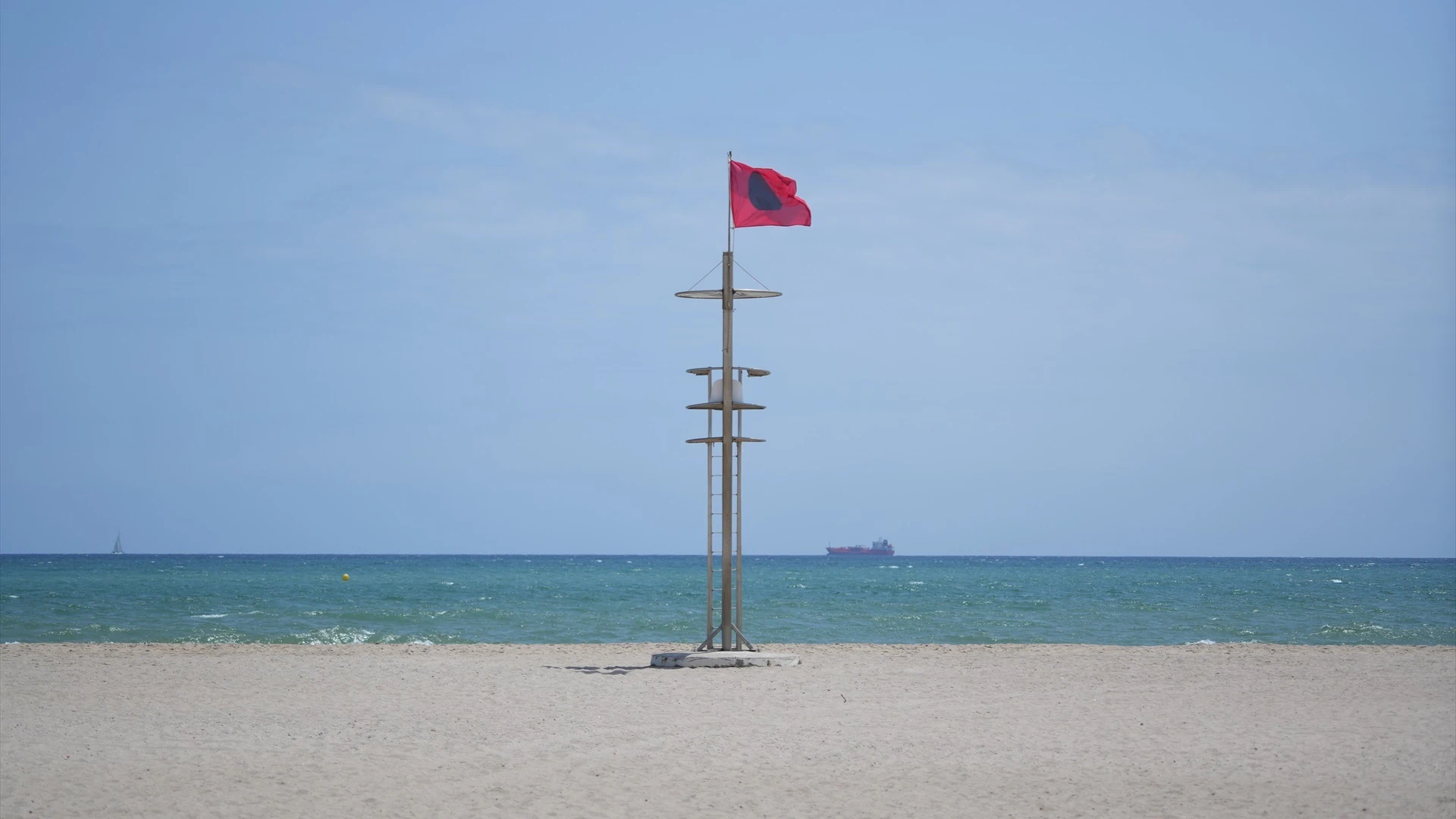 Valencia reabre las playas que estuvieron contaminadas por el hidrocarburo pero el ba&ntilde;o sigue prohibido 