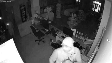 Ofrecen una recompensa por ayudar a encontrar a los ladrones de su negocio: esta es la cantidad