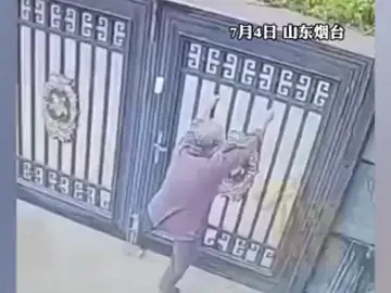 VIDEO | Una anciana de 92 años se hace viral tras escapar de una residencia trepando una verja de dos metros VIDEO | Una anciana de 92 años se hace viral tras escapar de una residencia trepando una verja de dos metros