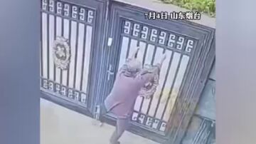 VIDEO | Una anciana de 92 años se hace viral tras escapar de una residencia trepando una verja de dos metros