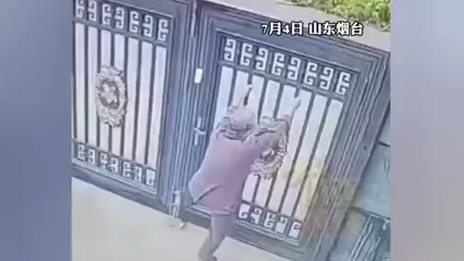 VIDEO | Una anciana de 92 años se hace viral tras escapar de una residencia trepando una verja de dos metros VIDEO | Una anciana de 92 años se hace viral tras escapar de una residencia trepando una verja de dos metros