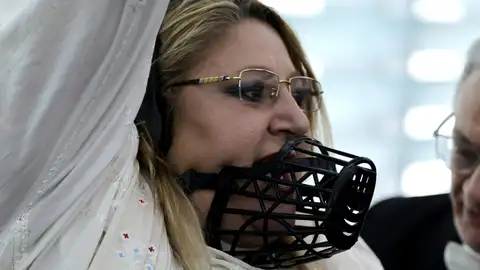 Imagen de la eurodiputada con bozal Imagen de la eurodiputada con bozal