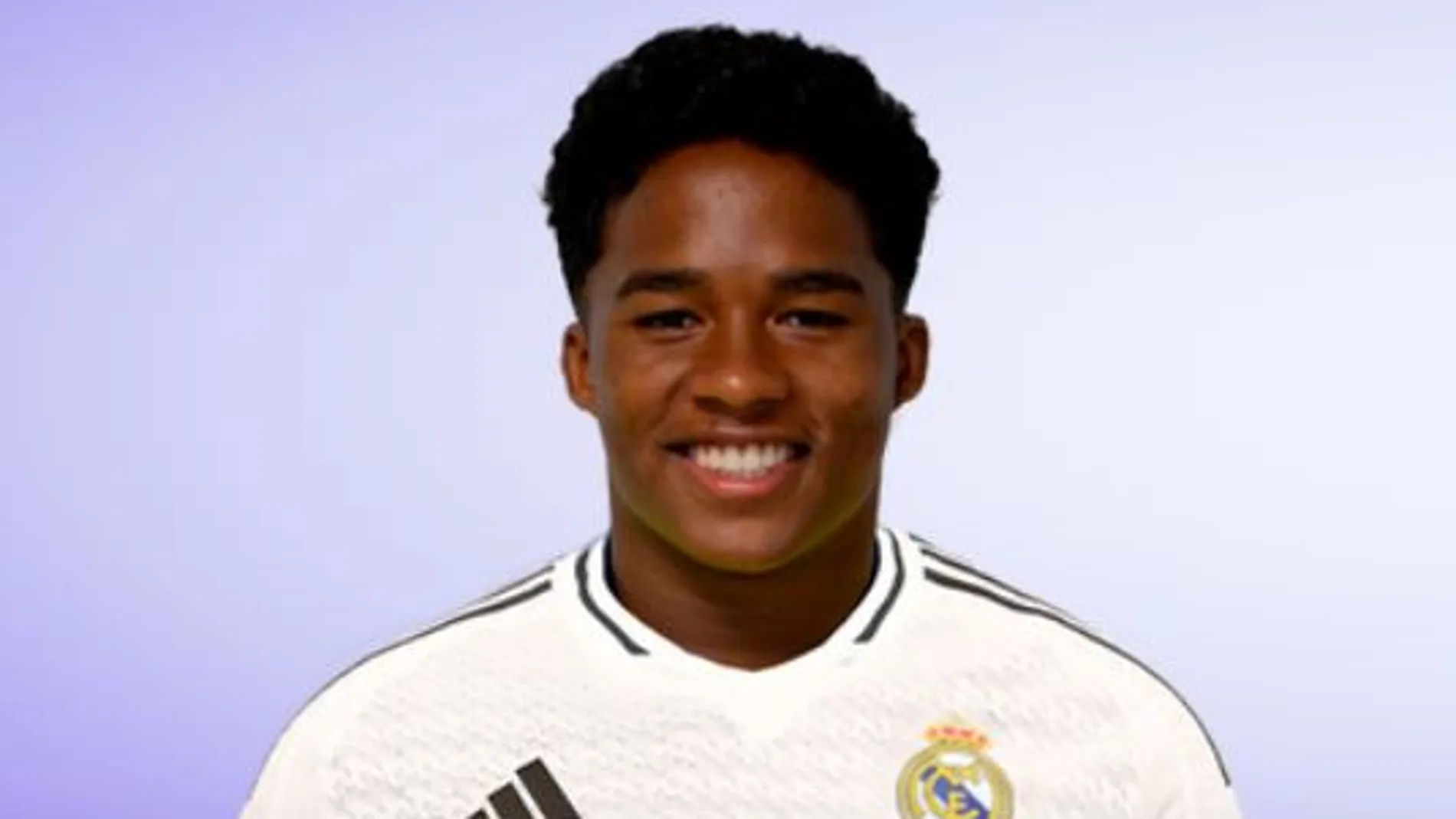 Endrick posa como jugador del Real Madrid en la web oficial del club Endrick posa como jugador del Real Madrid en la web oficial del club