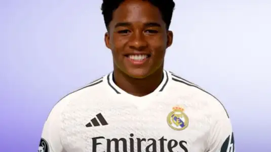 Endrick posa como jugador del Real Madrid en la web oficial del club Endrick posa como jugador del Real Madrid en la web oficial del club