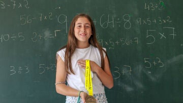 Marina muestra su medalla al segundo cerebro más rápido del mundo en cálculo matemático