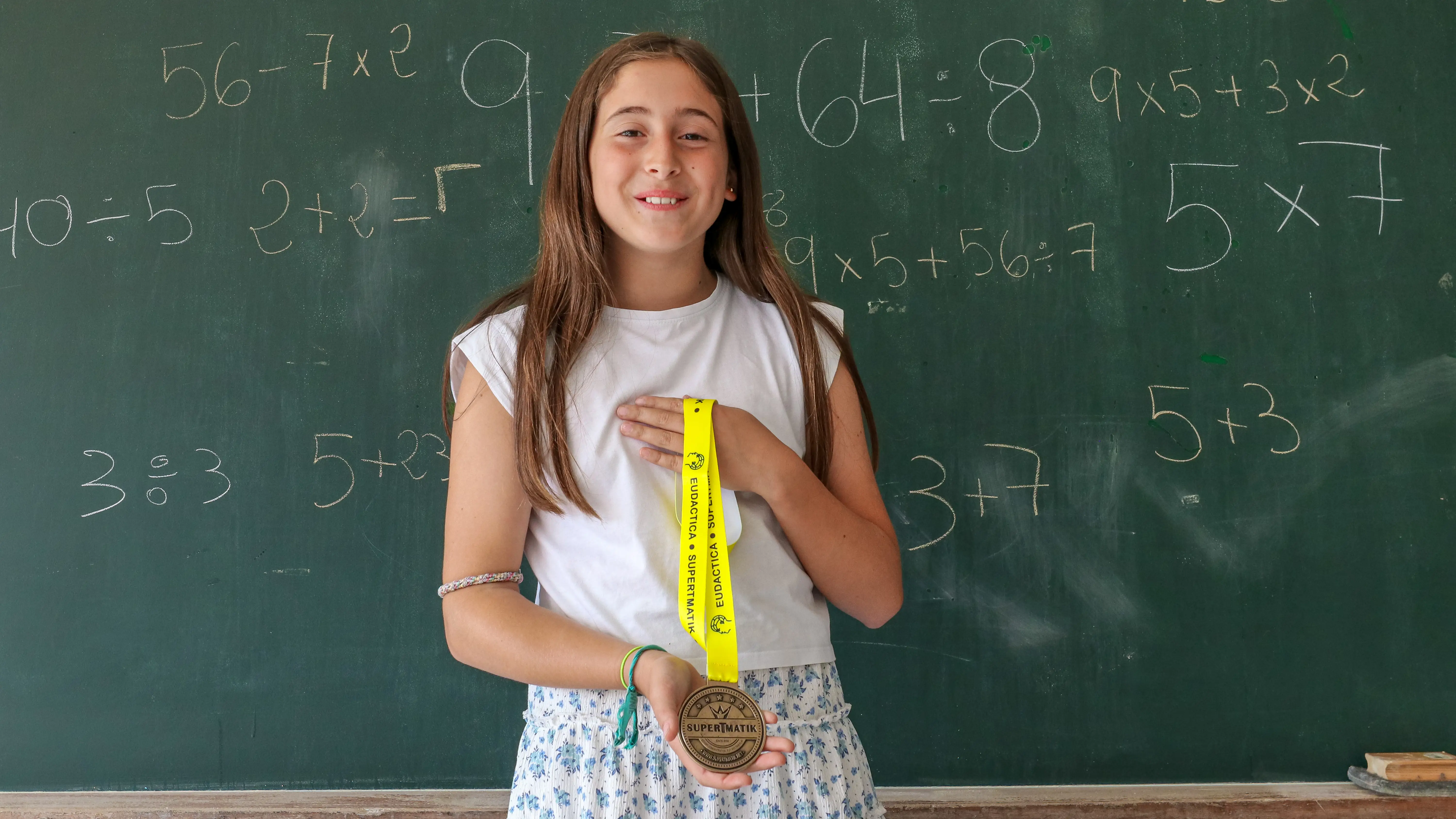 Marina muestra su medalla al segundo cerebro m&aacute;s r&aacute;pido del mundo en c&aacute;lculo matem&aacute;tico