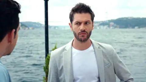 ¿Se ha enamorado de Caner? Kumru paga la fianza de su amigo a espaldas de su padre ¿Se ha enamorado de Caner? Kumru paga la fianza de su amigo a espaldas de su padre