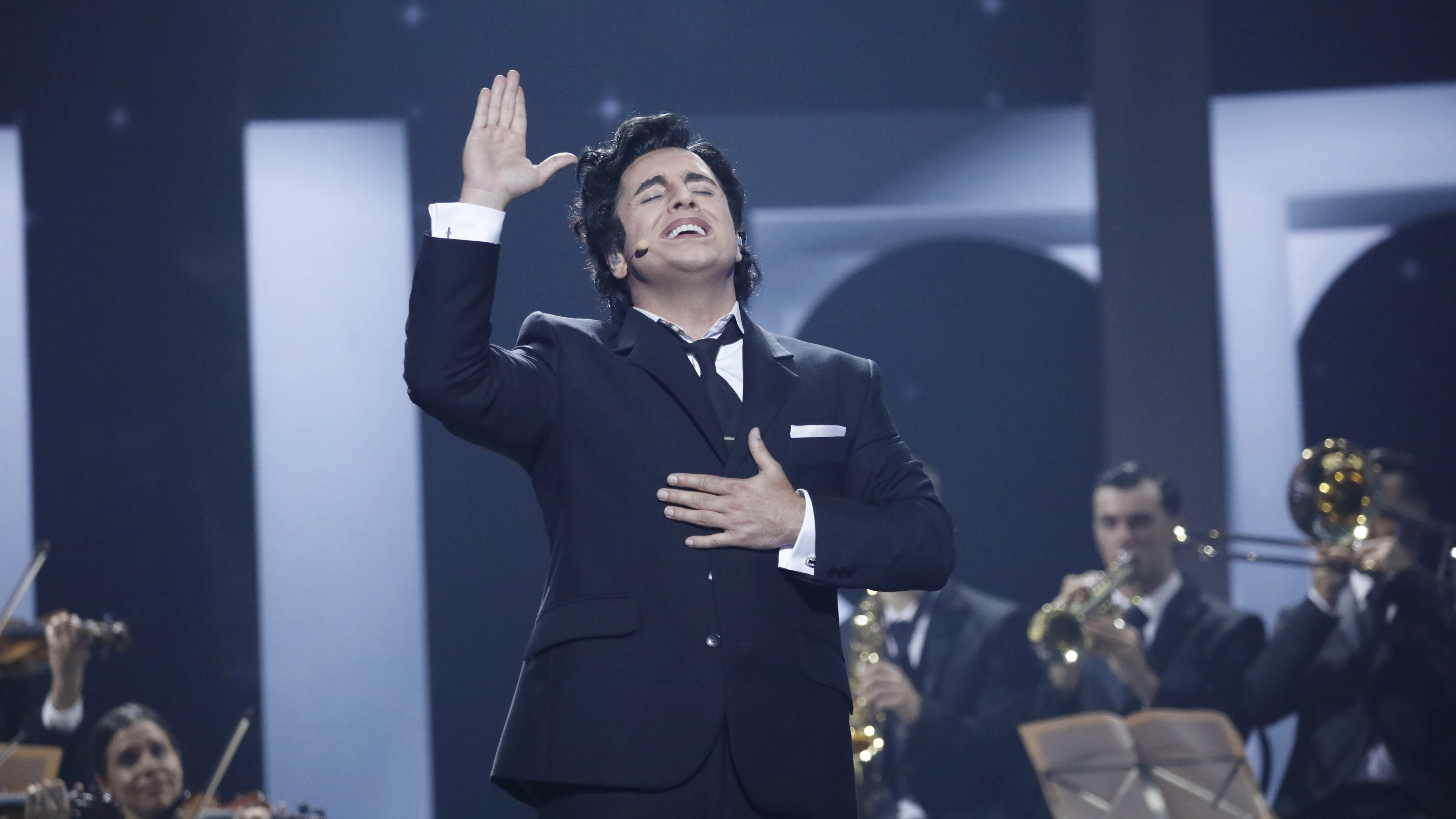 Magistral David Bustamante: emociona como Antonio Molina cantando ‘Adiós a España’ Magistral David Bustamante: emociona como Antonio Molina cantando ‘Adiós a España’