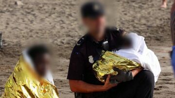 Un policía acuna a un bebé migrante en Canarias
