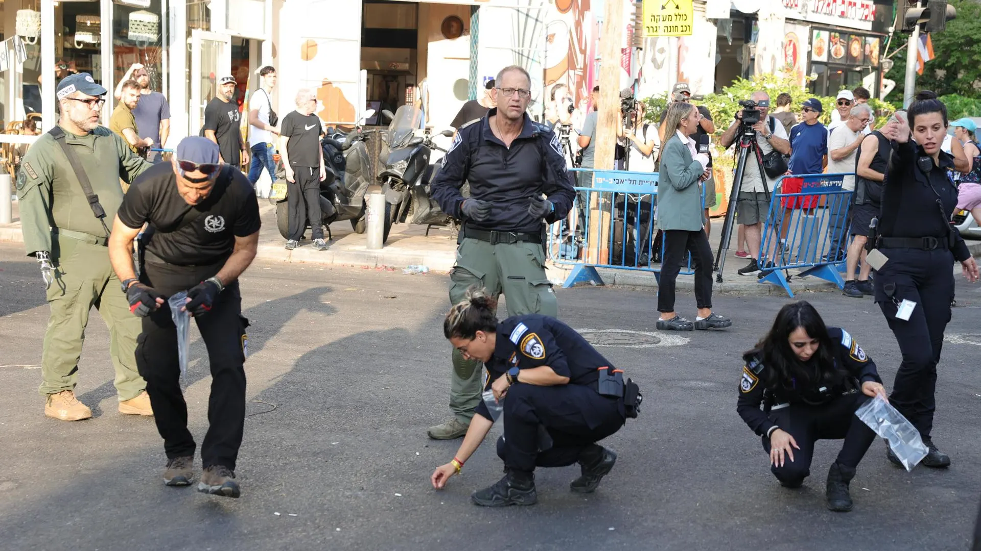 La polic&iacute;a inspecciona los da&ntilde;os en el lugar de una explosi&oacute;n