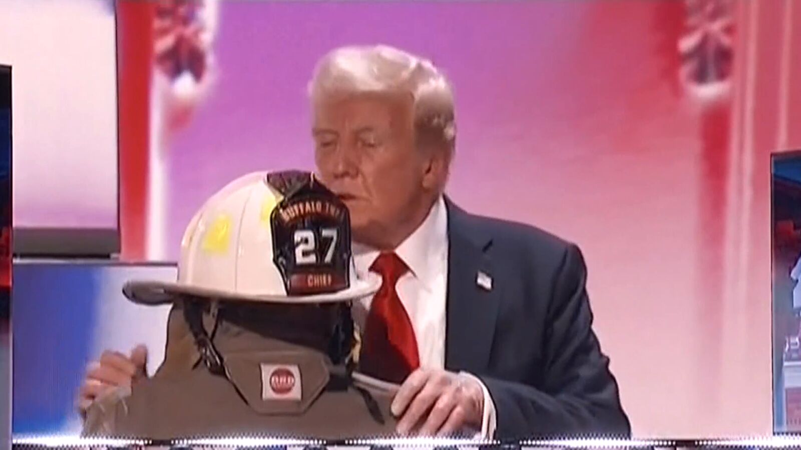 Trump homenajea al bombero que murió en el intento de asesinato: besa y abraza su traje 