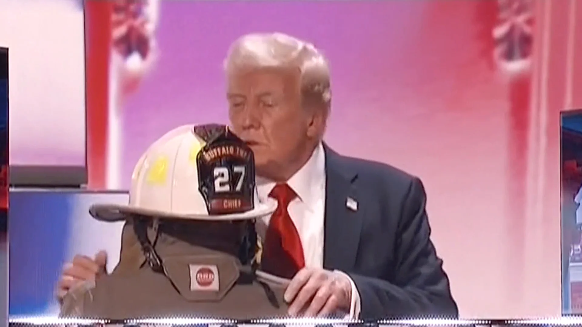 trump besa el traje del bombero trump besa el traje del bombero