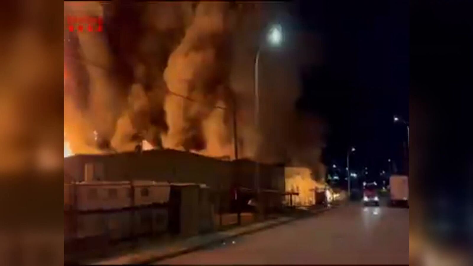 VÍDEO: Espectacular incendio en naves industriales en Polinyà que obliga a confinar a la población