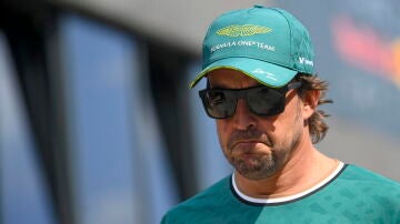 Fernando Alonso en el paddock durante los Libres del GP de Hungría 2024