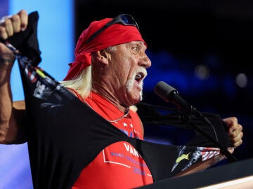 Hulk Hogan, animador y luchador profesional, se rasga la camisa mientras habla el día 4 de la Convención Nacional Republicana (RNC), en el Fiserv Forum en Milwaukee, Wisconsin, EE. UU., el 18 de julio de 2024.
