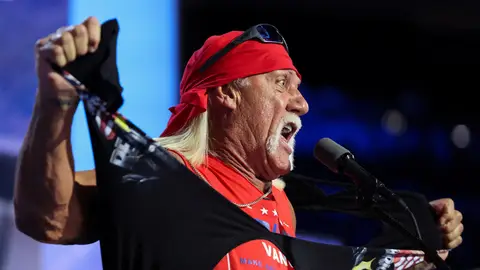 Hulk Hogan, animador y luchador profesional, se rasga la camisa mientras habla el día 4 de la Convención Nacional Republicana (RNC), en el Fiserv Forum en Milwaukee, Wisconsin, EE. UU., el 18 de julio de 2024. Hulk Hogan, animador y luchador profesional, se rasga la camisa mientras habla el día 4 de la Convención Nacional Republicana (RNC), en el Fiserv Forum en Milwaukee, Wisconsin, EE. UU., el 18 de julio de 2024.