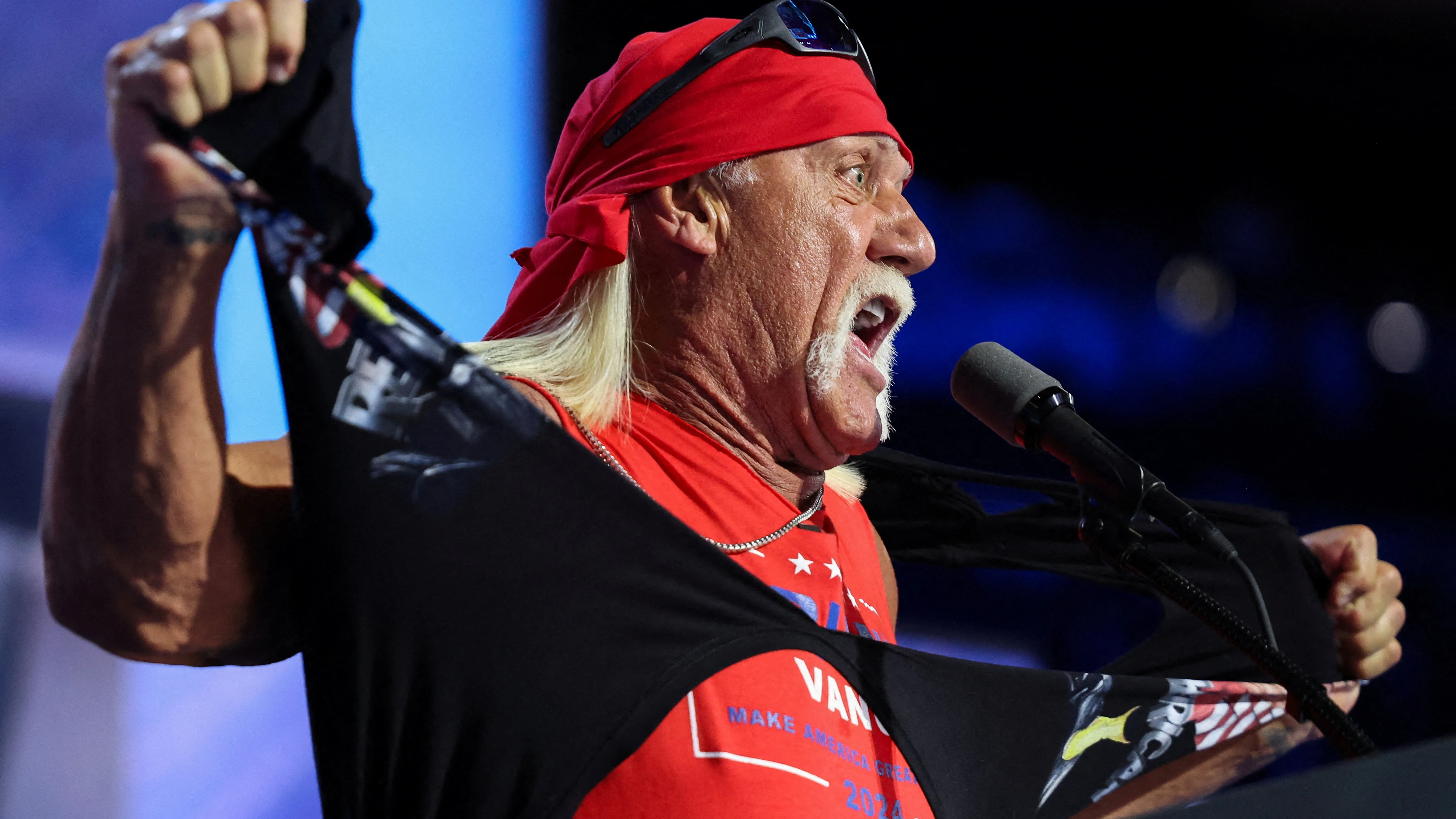 Hulk Hogan, animador y luchador profesional, se rasga la camisa mientras habla el día 4 de la Convención Nacional Republicana (RNC), en el Fiserv Forum en Milwaukee, Wisconsin, EE. UU., el 18 de julio de 2024. Hulk Hogan, animador y luchador profesional, se rasga la camisa mientras habla el día 4 de la Convención Nacional Republicana (RNC), en el Fiserv Forum en Milwaukee, Wisconsin, EE. UU., el 18 de julio de 2024.