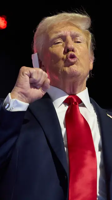 El candidato presidencial republicano Donald J. Trump lanza un beso al final del cuarto día de la Convención Nacional Republicana (RNC) en el Fiserv Forum en Milwaukee, Wisconsin, EE.UU., el 18 de julio de 2024. El candidato presidencial republicano Donald J. Trump lanza un beso al final del cuarto día de la Convención Nacional Republicana (RNC) en el Fiserv Forum en Milwaukee, Wisconsin, EE.UU., el 18 de julio de 2024.