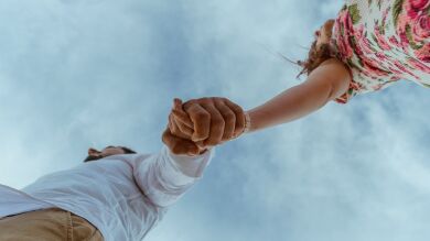 Quejas en un tranquilo pueblo por el festival de sexo para swingers más grande de Gran Bretaña: 
