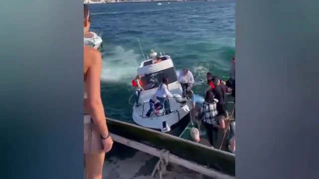 El v&iacute;deo del momento en el que vuelva una lancha con varios pasajeros durante la procesi&oacute;n del Carmen 