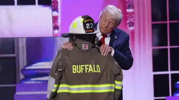 El candidato presidencial republicano Donald Trump honra al asesinado jefe de bomberos de Buffalo Township, Corey Comperatore, el bombero retirado muerto en el intento de asesinato, en el cuarto día de la Convención Nacional Republicana (RNC) en el Fiserv Forum en Milwaukee, Wisconsin, EE.UU., el 18 de julio de 2024. El candidato presidencial republicano Donald Trump honra al asesinado jefe de bomberos de Buffalo Township, Corey Comperatore, el bombero retirado muerto en el intento de asesinato, en el cuarto día de la Convención Nacional Republicana (RNC) en el Fiserv Forum en Milwaukee, Wisconsin, EE.UU., el 18 de julio de 2024.