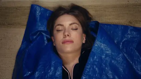 ¡Las hermanas Yilmaz, en peligro! Unos mafiosos secuestran a Zeynep y a Yildiz ¡Las hermanas Yilmaz, en peligro! Unos mafiosos secuestran a Zeynep y a Yildiz