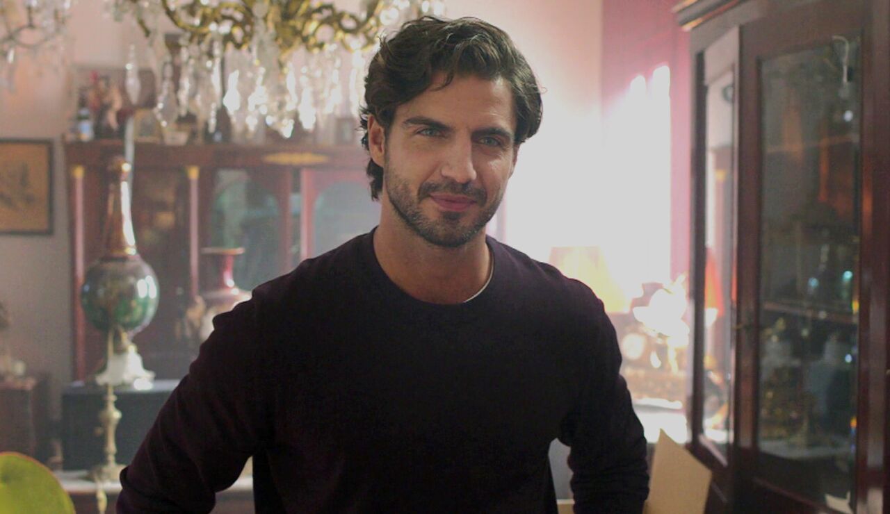 Maxi Iglesias es Yago, un astuto anticuario amante del arte