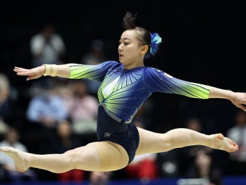 La gimnasta Shoko Miyata en acción