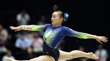 La gimnasta Shoko Miyata en acción