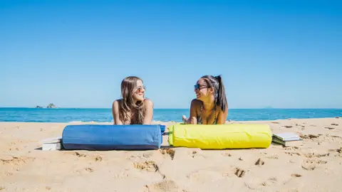 Chicas tumbadas en la playa Chicas tumbadas en la playa