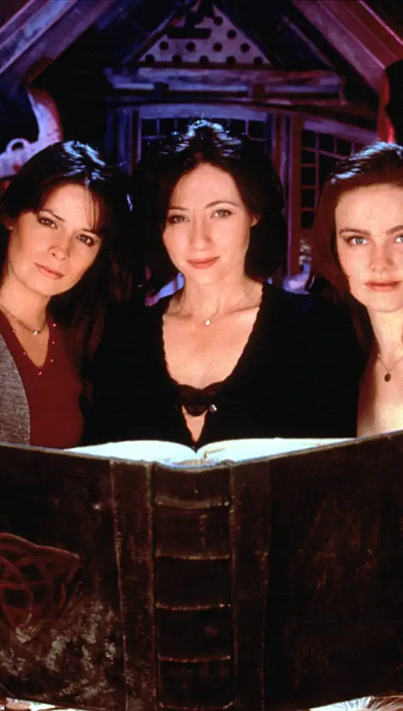 Holly Marie Combs, Shannen Doherty y Lori Rom en el piloto de Embrujadas en 1998 Holly Marie Combs, Shannen Doherty y Lori Rom en el piloto de Embrujadas en 1998