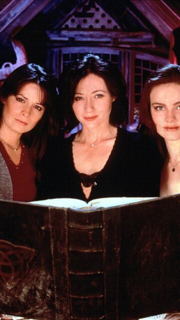 Holly Marie Combs, Shannen Doherty y Lori Rom en el piloto de Embrujadas en 1998
