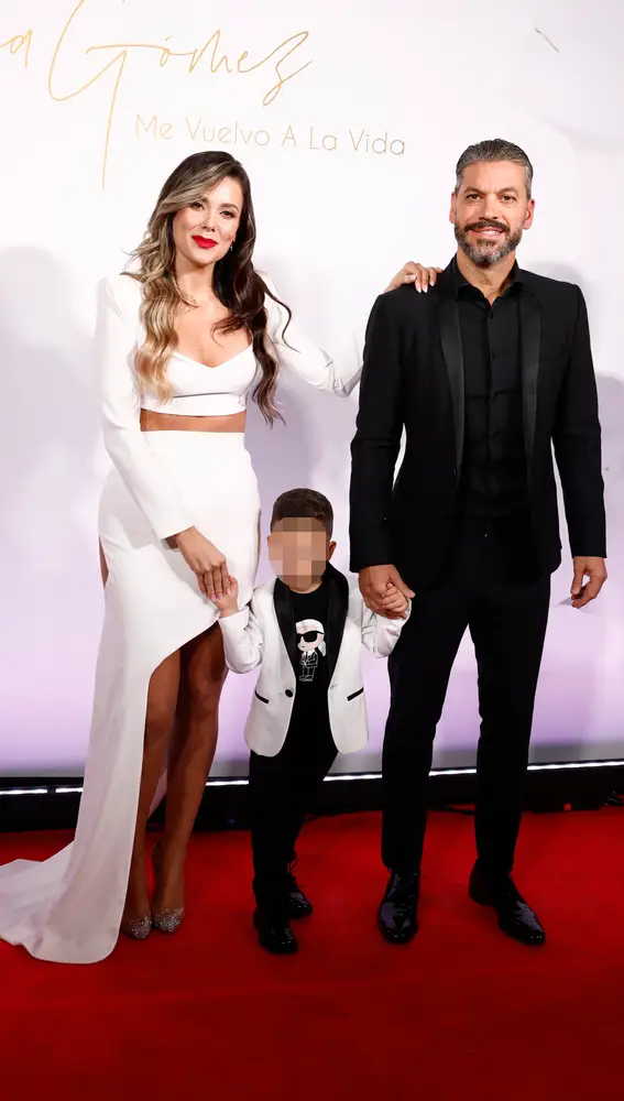 Lorena Gómez y René Ramos con su hijo René Jr Lorena Gómez y René Ramos con su hijo René Jr