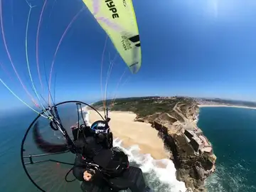 Nico Aubert cruzando Portugal en un paramotor Nico Aubert cruzando Portugal en un paramotor