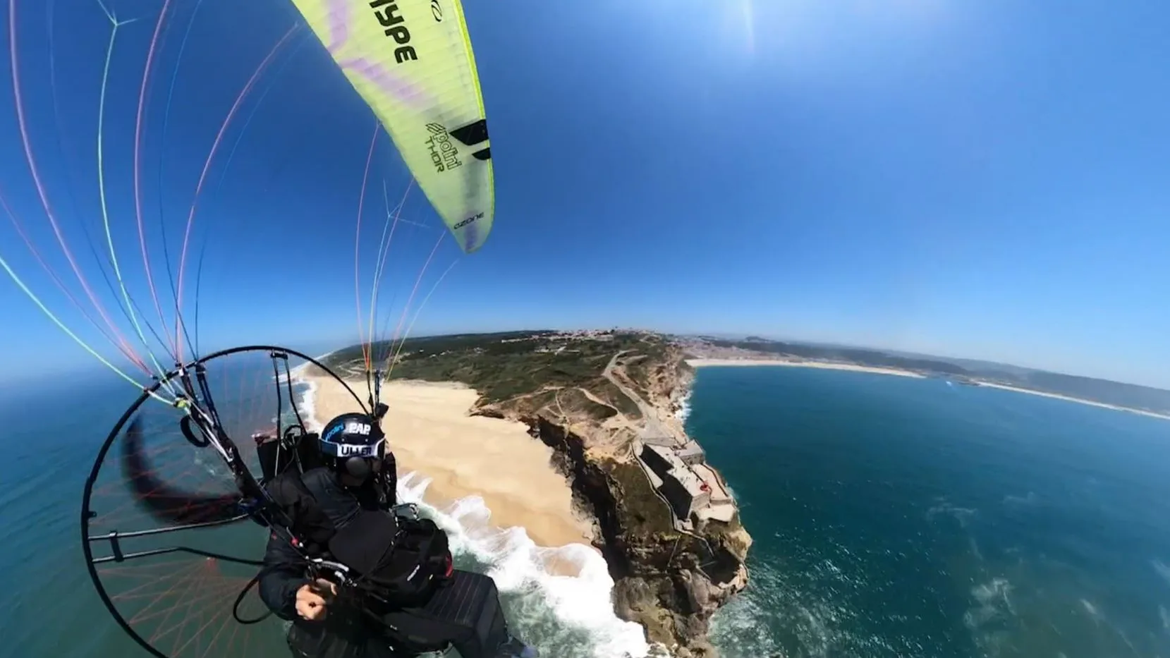 Nico Aubert cruzando Portugal en un paramotor