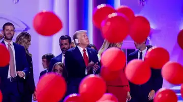 El candidato presidencial republicano Donald J. Trump está rodeado de globos después de hablar el último día de la Convención Nacional Republicana (RNC) en el Fiserv Forum en Milwaukee, Wisconsin, EE. UU., el 18 de julio de 2024. El candidato presidencial republicano Donald J. Trump está rodeado de globos después de hablar el último día de la Convención Nacional Republicana (RNC) en el Fiserv Forum en Milwaukee, Wisconsin, EE. UU., el 18 de julio de 2024.