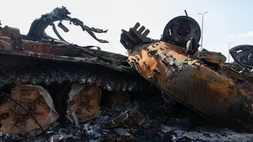 El tanque de batalla ruso T-72 destruido se puede ver en el Óblast de Kiev. El tanque de batalla ruso T-72 destruido se puede ver en el Óblast de Kiev.