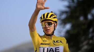 Tadej Pogacar celebra su quinta victoria de etapa en el Tour de Francia 2024
