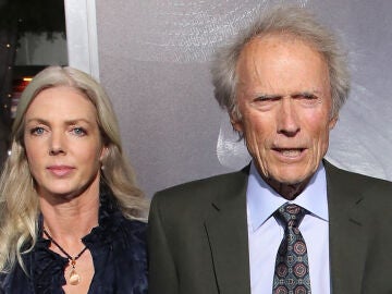 Clint Eastwood y su pareja Christina Sandera en 2018