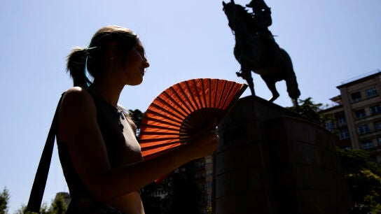 Una mujer se abanica en un d&iacute;a de calor