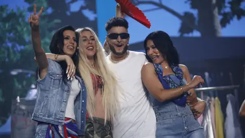 La fiesta de Valeria Ros como Lola Índigo con ‘El pantalón’ junto a Las Chuches y un Omar Montes muy rasé La fiesta de Valeria Ros como Lola Índigo con ‘El pantalón’ junto a Las Chuches y un Omar Montes muy rasé