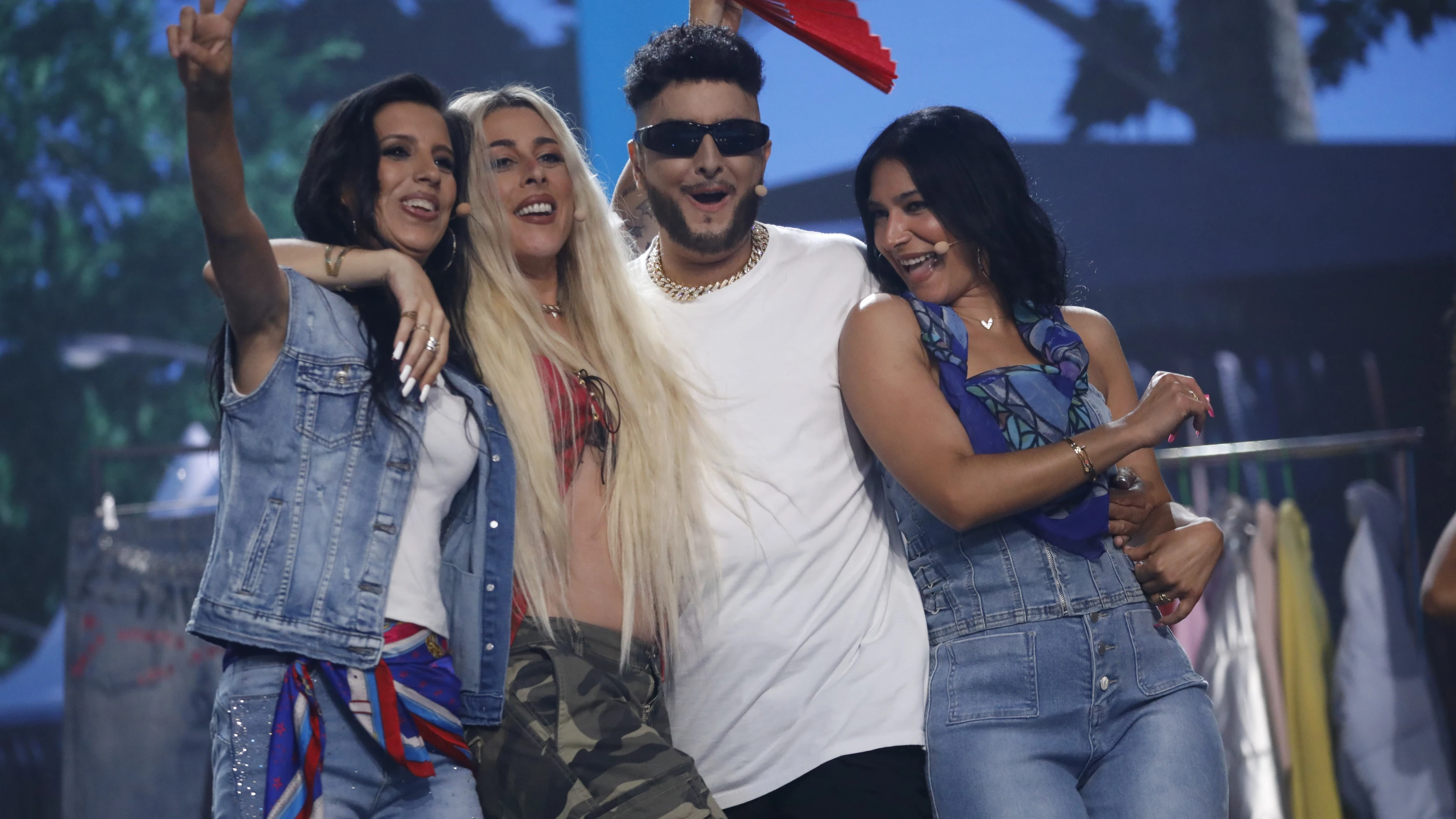 La fiesta de Valeria Ros como Lola Índigo con ‘El pantalón’ junto a Las Chuches y un Omar Montes muy rasé La fiesta de Valeria Ros como Lola Índigo con ‘El pantalón’ junto a Las Chuches y un Omar Montes muy rasé