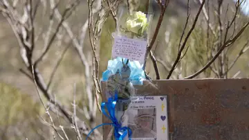 Una nota dejada por la familia del adolescente británico Jay Slater, cerca del sitio donde fue encontrado su cuerpo, en Masca, en la isla de Tenerife, España, el 17 de julio de 2024. Una nota dejada por la familia del adolescente británico Jay Slater, cerca del sitio donde fue encontrado su cuerpo, en Masca, en la isla de Tenerife, España, el 17 de julio de 2024.