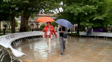 Dos mujeres caminan bajo la lluvia