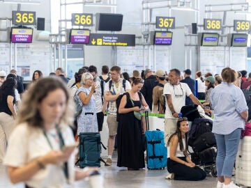 Imagen de las colas en los aeropuertos por el apagón informático de CrowdStike