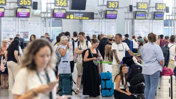 Imagen de las colas en los aeropuertos por el apagón informático de CrowdStike