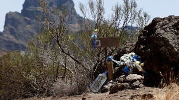 Flores dejadas por la familia del adolescente británico Jay Slater, cerca del lugar donde se encontró su cuerpo, en Masca, en la isla de Tenerife, España, el 17 de julio de 2024.