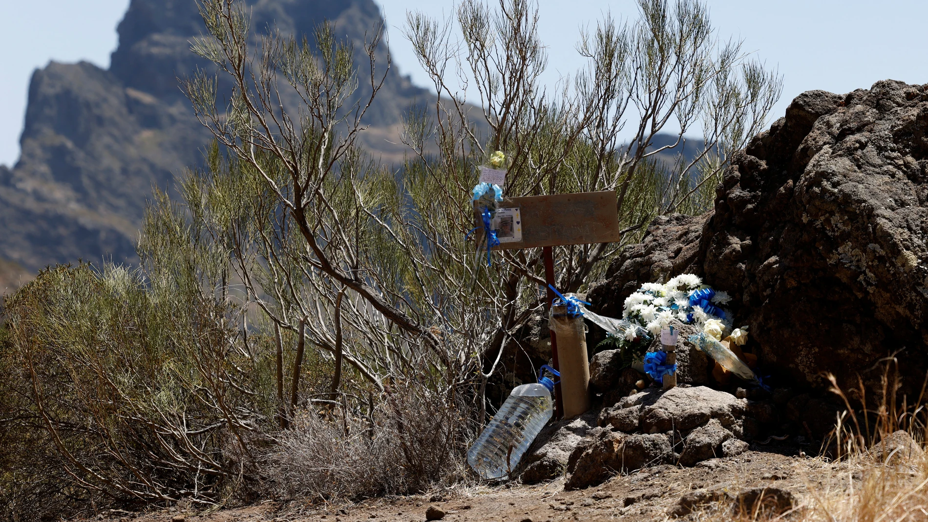 Flores dejadas por la familia del adolescente británico Jay Slater, cerca del lugar donde se encontró su cuerpo, en Masca, en la isla de Tenerife, España, el 17 de julio de 2024. Flores dejadas por la familia del adolescente británico Jay Slater, cerca del lugar donde se encontró su cuerpo, en Masca, en la isla de Tenerife, España, el 17 de julio de 2024.