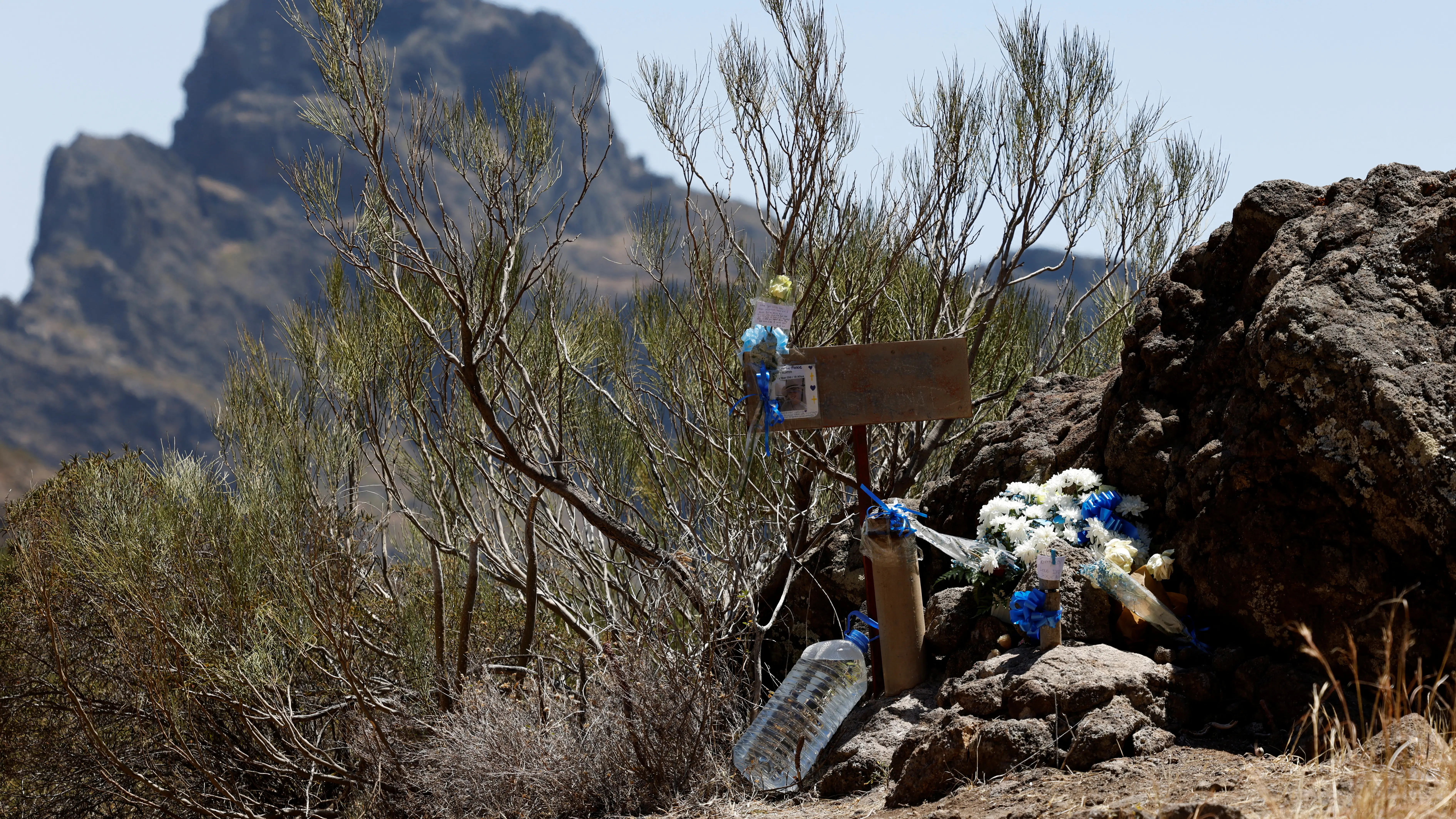 Flores dejadas por la familia del adolescente británico Jay Slater, cerca del lugar donde se encontró su cuerpo, en Masca, en la isla de Tenerife, España, el 17 de julio de 2024. Flores dejadas por la familia del adolescente británico Jay Slater, cerca del lugar donde se encontró su cuerpo, en Masca, en la isla de Tenerife, España, el 17 de julio de 2024.